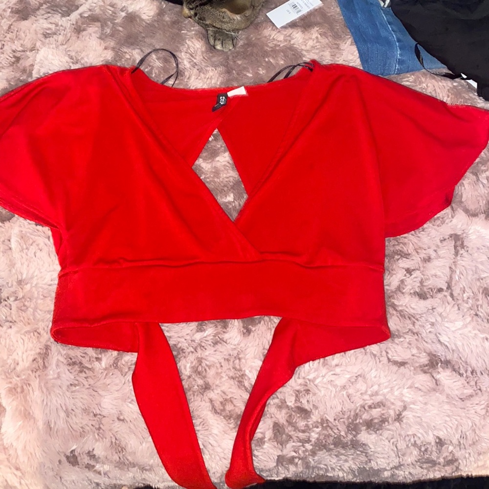 HM red crop with tie back and flowy sleeves